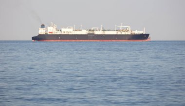 LNG tankeri denizde, çok ihtiyaç duyulan LNG naklediliyor.