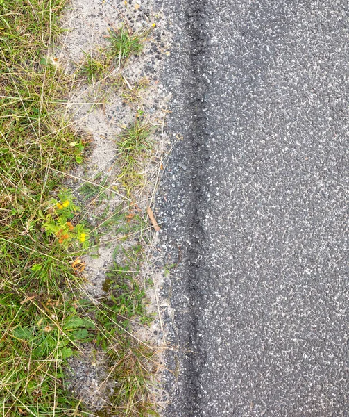 アスファルトの道路の側には 文字通り道路の終わり — ストック写真