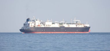 LNG tankeri denizde, çok ihtiyaç duyulan LNG naklediliyor.