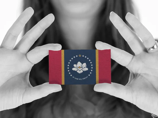 ミシシッピ州の旗のあるカードを提示するビジネスマンの女性 選択的フォーカス — ストック写真