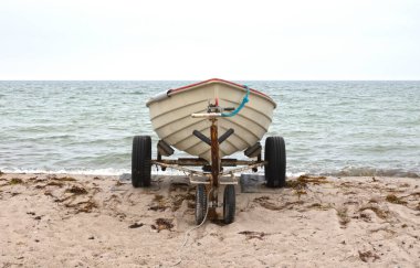 Danimarka sahilinde küçük bir tekne, denize açılmaya hazır.
