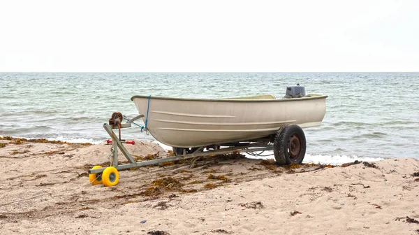 デンマークのビーチで小型ボート 海に行く準備ができて — ストック写真