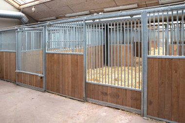 Boş kafes (hayvan yok), kapalı alan, seçici odak