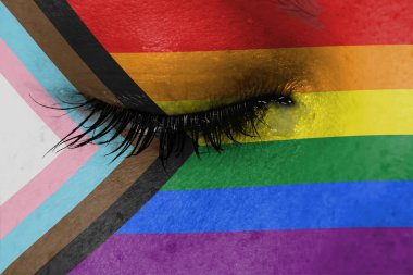Gözyaşıyla yakın plan LGBTQ Gökkuşağı bayrağı