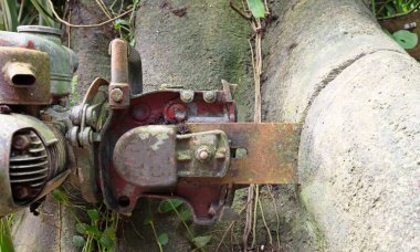 Ağaçta sıkışmış çok eski bir testere, seçici bir odak.