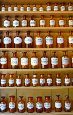 Enkhuizen, Hollanda - 7 Ağustos 2022: Vintage eczacı şişeleri