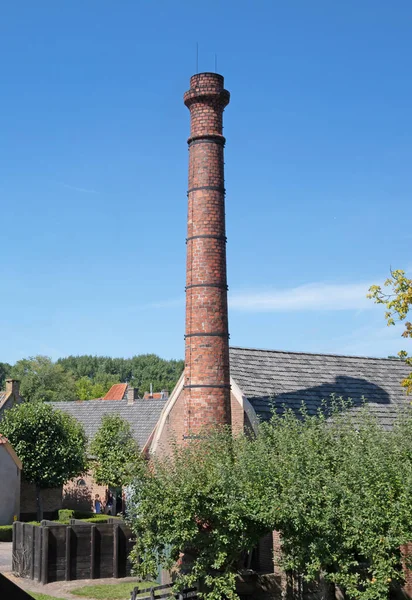 古い産業用レンガ煙突 青空の背景 — ストック写真
