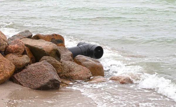 Чорна Труба Водою Вливається Море Забруднення Пляжу Туристична Промисловість Впливає — стокове фото