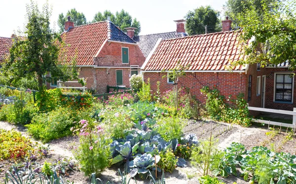 オランダに赤い屋根のある非常に古い農場 — ストック写真