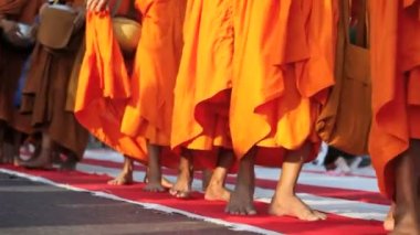 keşiş kitle sadaka veren Bangkok