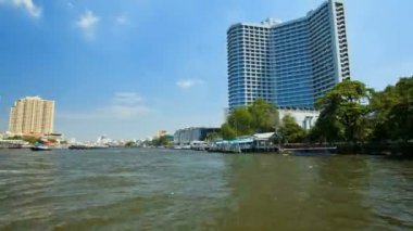 Timelapse - görünümünden taksi tekneyle chao phraya Nehri Bangkok, Tayland