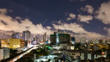 Timelapse - gece ay ışığı altında doğa ile şehir
