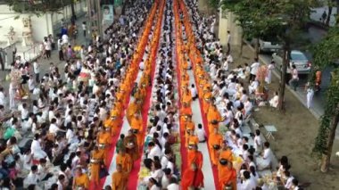 Bangkok'ta veren kitle sadaka