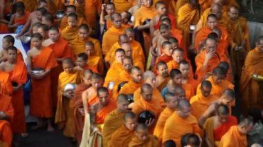 keşiş kitle sadaka veren Bangkok