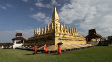 Üç rahipler laos Golden pagoda yürüyüş