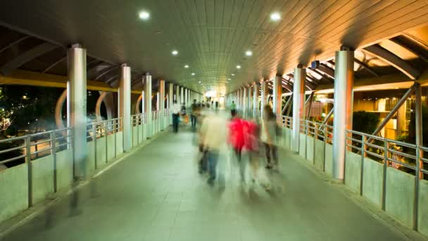 Timelapse - Peatones en la pasarela Skytrain — Vídeo de stock