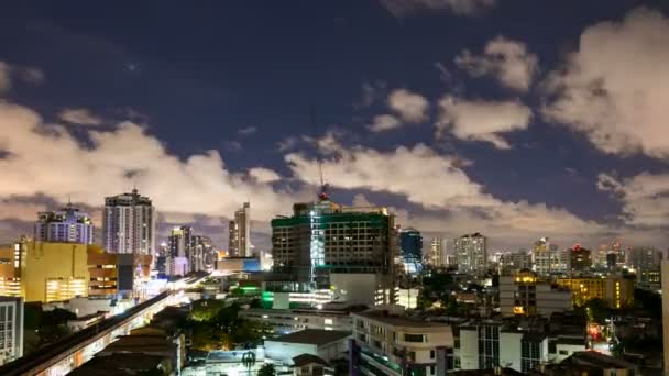 Timelapse - stad bij nacht met cloudscape onder maanlicht — Stockvideo