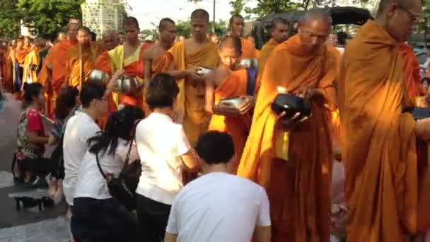 Monnik massa aalmoezen geven in bangkok — Stockvideo