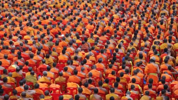 Misa monje entrega de limosnas en Bangkok — Vídeos de Stock