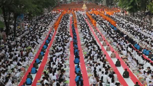 Mönch-Messe Almosen geben in Bangkok — Stockvideo