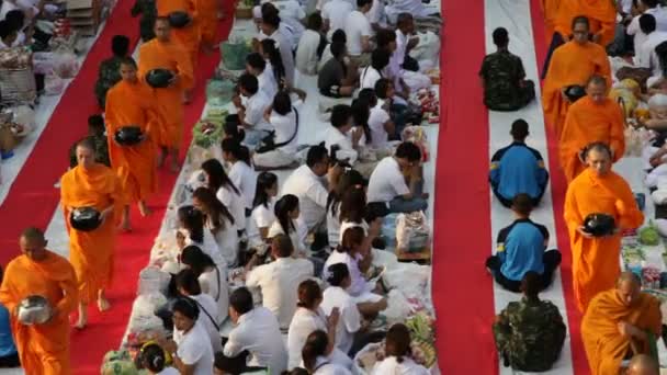Mnich masové almužny v Bangkoku — Stock video