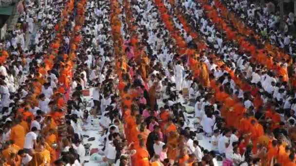 Messe de moine aumônes donnant à Bangkok — Video