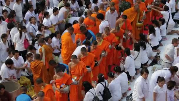 Μοναχός μαζικής ελεημοσύνη, δίνοντας στην Μπανγκόκ — Αρχείο Βίντεο