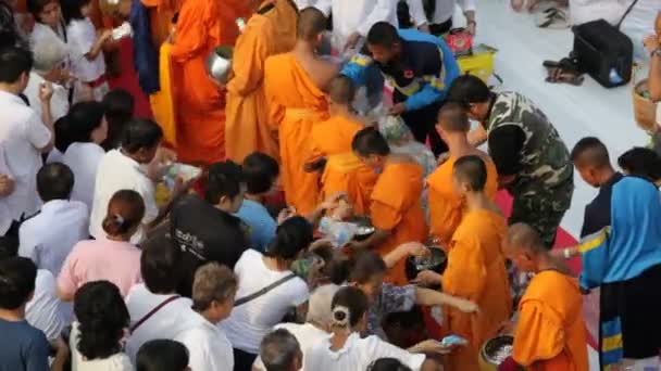 Monk Mass Alms Giving in Bangkok — Stock Video