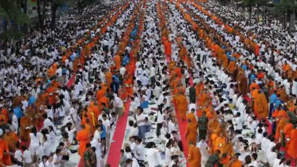 Mönch-Messe Almosen geben in Bangkok — Stockvideo
