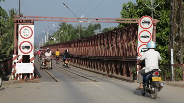Circulation sur le vieux pont sur le Mékong, Luang Prabang, Laos — Video