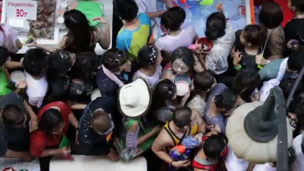 Songkran festival van het water in bangkok, thailand — Stockvideo