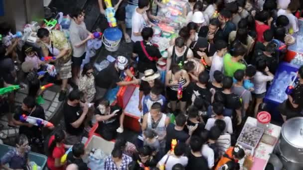 Songkran Φεστιβάλ το νερό στην Μπανγκόκ, Ταϊλάνδη — Αρχείο Βίντεο
