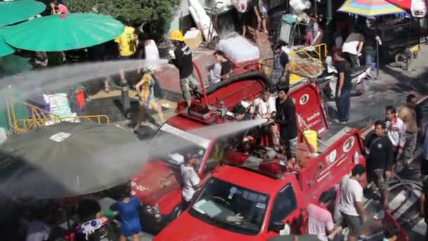 방콕, 태국에서 송 크 란 물 축제 — 비디오