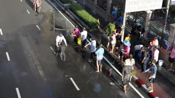 Songkran vatten festivalen i bangkok, thailand — Stockvideo