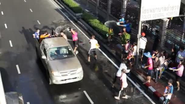 Songkran Φεστιβάλ το νερό στην Μπανγκόκ, Ταϊλάνδη — Αρχείο Βίντεο