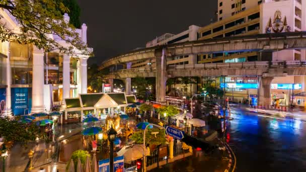 Timelapse - Tráfego noturno e monumento templo Erawan em Bancoc — Vídeo de Stock