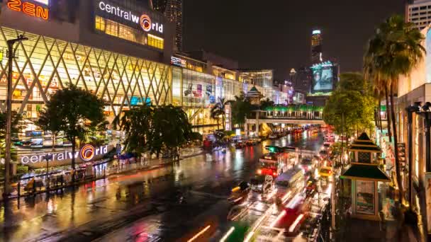 Zeitraffer - Nachtverkehr vor der zentralen Welt, Bangkok — Stockvideo