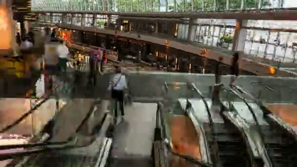 Zeitraffer - zu Fuß die Rolltreppen des Einkaufszentrums hinunter — Stockvideo
