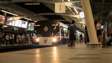 BTS tren çıkış yapan platform istasyonu, bangkok, Tayland