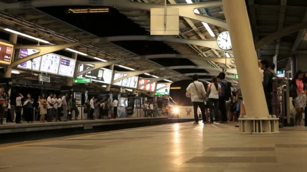 Поезд BTS прибывает на платформу станции, Бангкок, Таиланд — стоковое видео