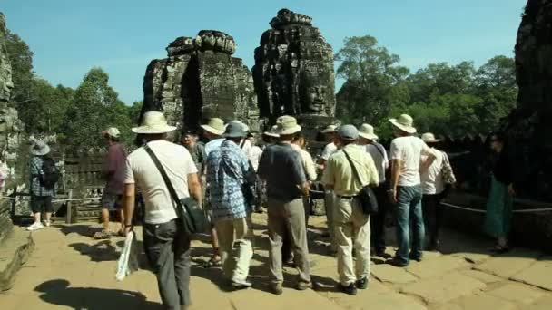 Los turistas están visitando el templo de Bayon en Angkor, Siem Reap en Camboya — Vídeos de Stock