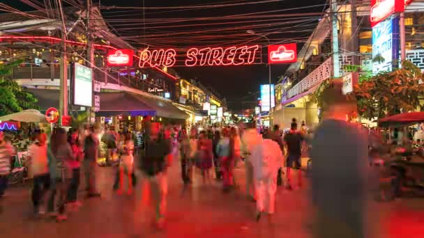 Zeitraffer von Touristen zu Fuß in angkor, siem reap Pub Street, Kambodscha — Stockvideo
