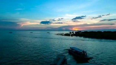 Timelapse tonle sap Gölü üzerinde teknelerin siem reap, angkor Kamboçya