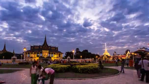 Timelapse відділяють Пномпеня Grand Palace на заході сонця — стокове відео