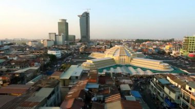 Phnom penh, Kamboçya - 16 Ocak 2013: phnom penh Merkez piyasası görünümü, golu koloni tarzı bina dönüm noktası.