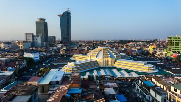 PHNOM PENH, CAMBODIA - 16 GENNAIO 2013: Vista sul mercato centrale di Phnom Penh, un edificio in stile coloniale punto di riferimento nella città . — Video Stock