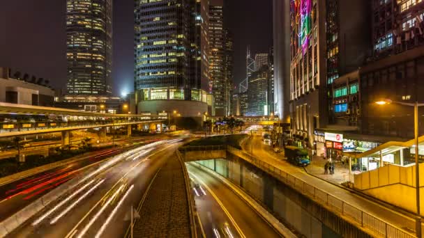 Verkehr in Hongkong in der Nacht — Stockvideo