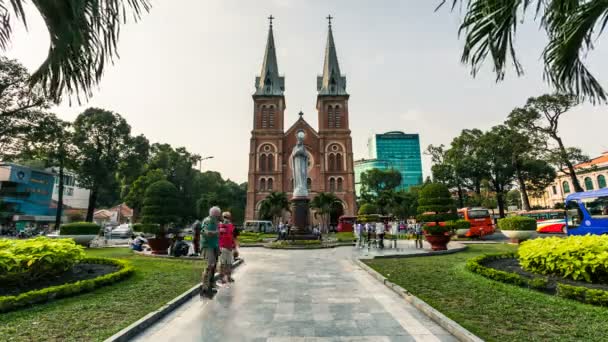 Timelapse van de basiliek van de notre-dame van saigon - kathedraal — Stockvideo