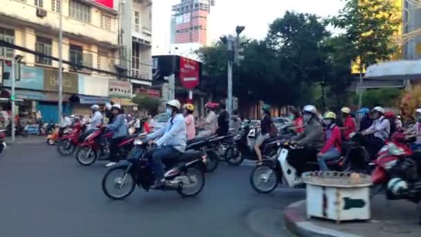 호치민 시티-2 월 1 일: 2013 년 2 월 1 일에 호치민 시티, 베트남, 스쿠터 트래픽의 뷰를 패닝 — 비디오