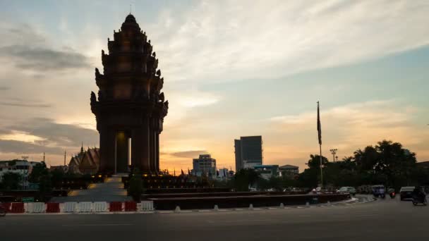 Zeitraffer bei Sonnenuntergang des Unabhängigkeitsdenkmals in Phnom Penh Kambodscha — Stockvideo